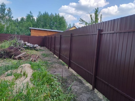 Забор из профнастила на винтовых сваях под ключ в Московской области. Преимущества выбора.